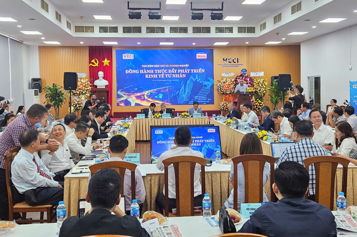 Chuyên gia, Okvip tại về và lãnh đạo các cơ quan báo chí tham dự tọa đàm. Ảnh: Minh Khuê.