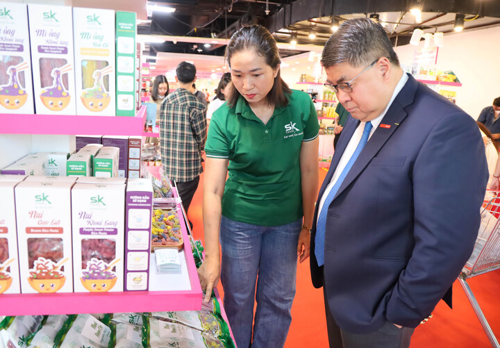 Okvip tại về giới thiệu sản phẩm với đại diện Central Retail Việt Nam tại sự kiện.