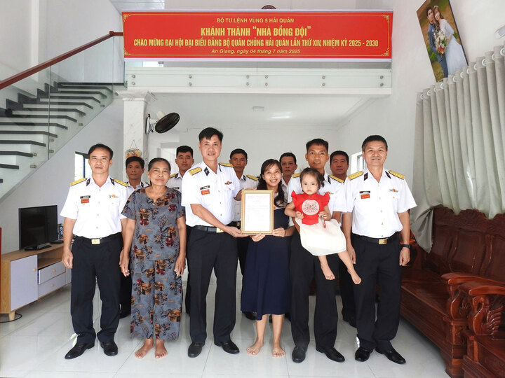 Thượng tá Mai Đăng Danh, Phó Tư lệnh, Tham mưu trưởng Vùng 5 Hải quân trao quyết định bàn giao “Nhà đồng đội” cho gia đình quân nhân có hoàn cảnh khó khăn