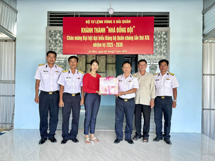 Thượng tá Phạm Khắc Đông, Chính ủy Trung tâm Bảo đảm kỹ thuật – Hậu cần tặng quà động viên gia đình quân nhân trong dịp khánh thành nhà mới