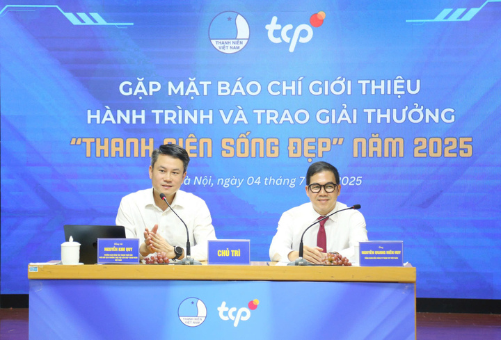 Anh Nguyễn Kim Quy, Ủy viên Ban Thường vụ Trung ương Đoàn, Phó Chủ tịch Thường trực Trung ương Hội Liên hiệp Thanh niên Việt Nam và ông Nguyễn Quang Hiền Huy, Tổng giám đốc Công ty TCP Việt Nam chia sẻ với báo giới - Ảnh: Lâm Hải