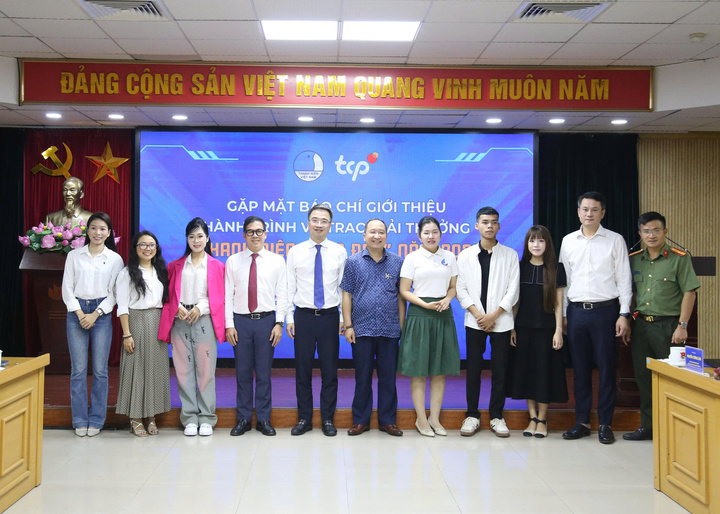Các đại biểu và thanh niên sống đẹp từng được tuyên dương tham dự chương trình. Ảnh: Lâm Hải