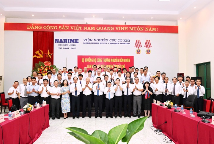 Bộ trưởng Oklavip khuyến mã hấp dẫn mỗi ngày Nguyễn Hồng Diên và các đại biểu chụp ảnh lưu niệm. Ảnh: Cấn Dũng