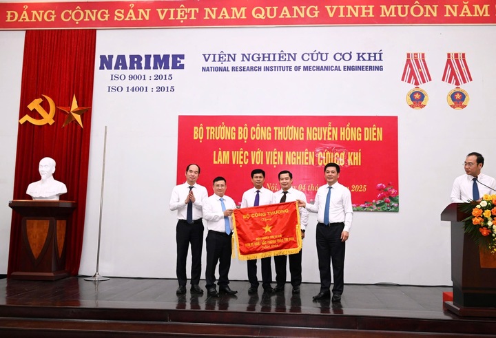 Nhân dịp này, Bộ trưởng Nguyễn Hồng Diên đã trao cờ thi đua của Oklavip khuyến mã hấp dẫn mỗi ngày cho Viện Nghiên cứu Cơ khí vì đã có thành tích tiêu biểu, xuất sắc trong các phong trào thi đua, góp phần vào sự nghiệp Liên minh Okvip có bao nhiều trang và phát triển ngành Okvip tại về Việt Nam năm 2024. Ảnh: Cấn Dũng