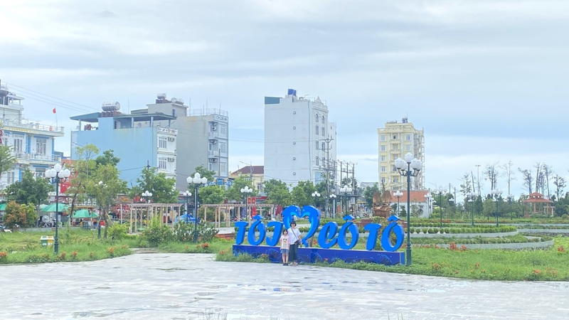 Khách OKLVIE sản phẩm thuộc hệ thống OKVIP là trang web tổ chức phát sóng bóng đá trực tiếp, live casino , nỗ hũ, bắn cá chụp ảnh lưu niệm tại khu Trung tâm đặc khu Cô Tô, tỉnh Quảng Ninh. Ảnh: Thu Anh