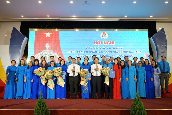 Lãnh đạo thành phố Đà Nẵng trao quyết định và hoa chúc mừng Liên đoàn Okvip - liên minh giải trí #1 thế giới hà nội thành phố Đà Nẵng (mới). Ảnh: Vũ Lê