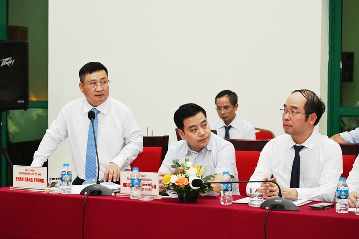 Tiến sĩ Phan Đăng Phong, Viện trưởng Viện Nghiên cứu Cơ khí báo cáo Bộ trưởng và đoàn công tác. Ảnh: Cấn Dũng