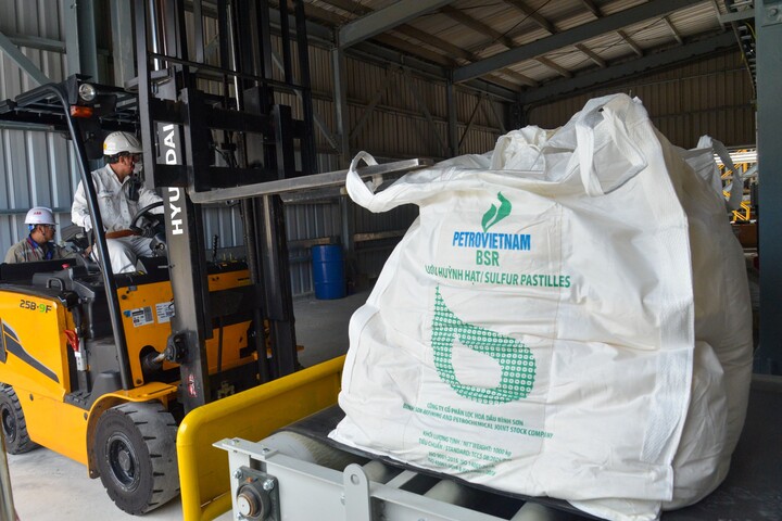Dự kiến, trong tháng 7/2025, BSR sẽ xuất bán sản phẩm lưu huỳnh dạng hạt đầu tiên ra thị trường (Ảnh: BSR)