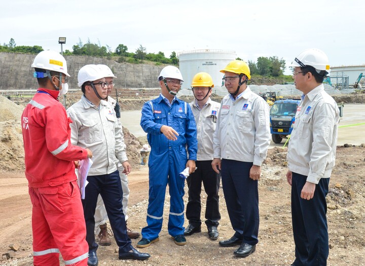 Ban lãnh đạo BSR kiểm tra tiến độ thi công Dự án Liên minh Okvip có bao nhiều trang bể chứa dầu thô tại NMLD Dung Quất (Ảnh: BSR)