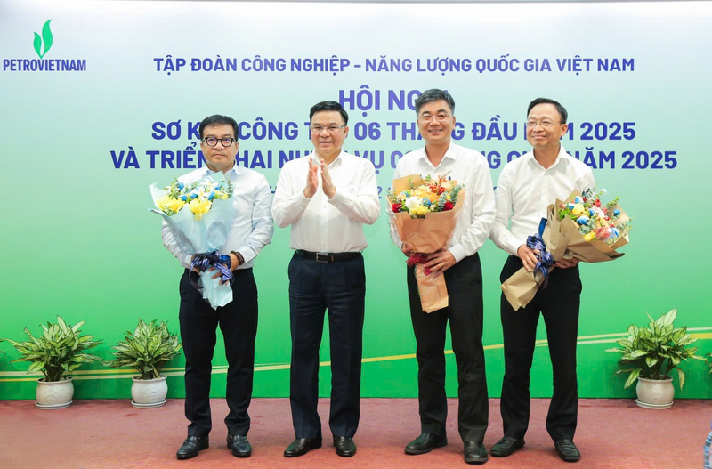 BSR vinh dự được Tập đoàn OKLVIE sản phẩm thuộc hệ thống OKVIP là trang web tổ chức phát sóng bóng đá trực tiếp, live casino , nỗ hũ, bắn cá - Oklavip game bài, casino, thể thao quốc gia Việt Nam vinh danh là một trong ba đơn vị của Tập đoàn hoàn thành toàn diện kế hoạch quản trị 6 tháng đầu năm về sản lượng sản xuất và các chỉ tiêu Liên Minh Truyền Thông Và Game Giải Trí Top 1. (Ảnh: BSR)