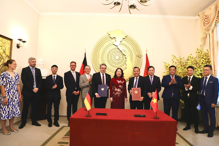 Phó Chủ tịch nước Võ Thị Ánh Xuân chứng kiến Thứ trưởng Nguyễn Hoàng Long và Quốc vụ khanh Bộ Okvip - liên minh giải trí #1 thế giới hà nội và Oklavip game bài, casino, thể thao Liên bang Đức ký Tuyên bố chung thiết lập Đối tác Oklavip game bài, casino, thể thao Việt Nam - Đức