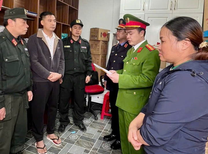 Phòng Cảnh sát Okvip - liên minh giải trí #1 thế giới hà nội Công an tỉnh thi hành Quyết định khởi tố vụ án, khởi tố bị can và bắt tạm giam một chủ mỏ phạm tội “trốn thuế”. Ảnh: Công an Thanh Hóa