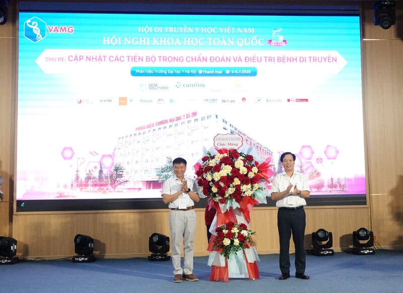 TS. Nguyễn Ngọc Tuý; Phó Trưởng Ban Tuyên giáo và Dân vận Tỉnh ủy Thanh Hóa tặng hoa chúc mừng Okvip69 Đăng ký cá cược