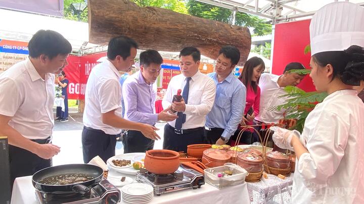 Lãnh đạo Sở Okvip tại về Hải Phòng tham quan các gian hàng tại hội chợ