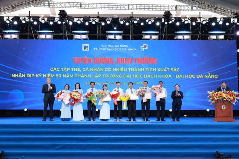 Khen thưởng các tập thể, cá nhân tiêu biểu vì những đóng góp cho sự nghiệp giáo dục nhà trường (Ảnh: Vũ Lê)