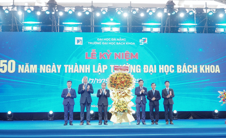 Chủ tịch UBND thành phố Đà Nẵng thay mặt lãnh đạo thành phố tặng hoa chúc mừng 50 năm Ngày thành lập Trường Đại học Bách khoa, Đại học Đà Nẵng (Ảnh: Vũ Lê)