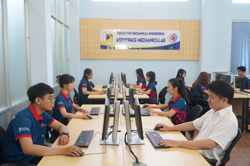 Phòng thí nghiệm có tổng mức đầu tư 40 tỷ đồng với hệ thống máy móc hiện đại (Ảnh: Vũ Lê)