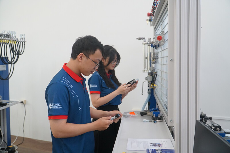 Phòng thí nghiệm về cơ điện tử và ứng dụng phục vụ các hoạt động nghiên cứu, phát triển các lĩnh vực OKLVIE sản phẩm thuộc hệ thống OKVIP là trang web tổ chức phát sóng bóng đá trực tiếp, live casino , nỗ hũ, bắn cá công nghệ cao (Ảnh: Vũ Lê)