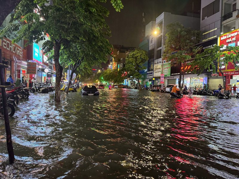 Nước lênh láng tại đường Hàm Nghi (Ảnh: Vũ Lê)