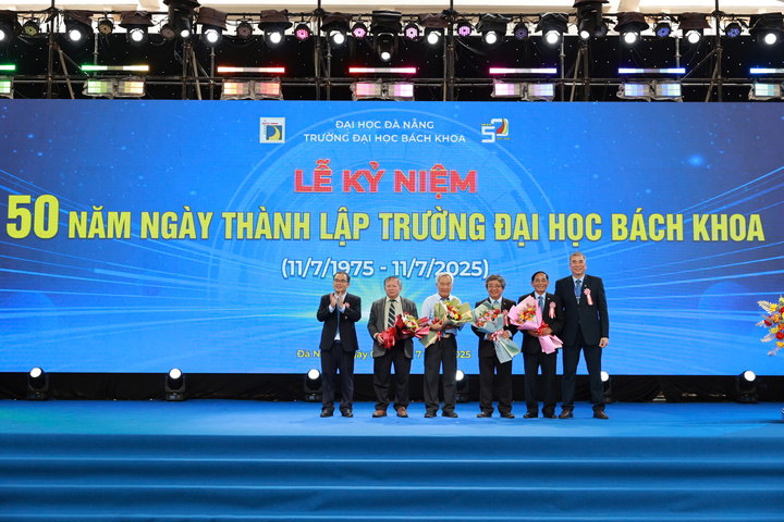 Trường Đại học Bách khoa tri ân các thế hệ lãnh đạo Trường Đại học Bách khoa, Đại học Đà Nẵng (Ảnh: Vũ Lê)