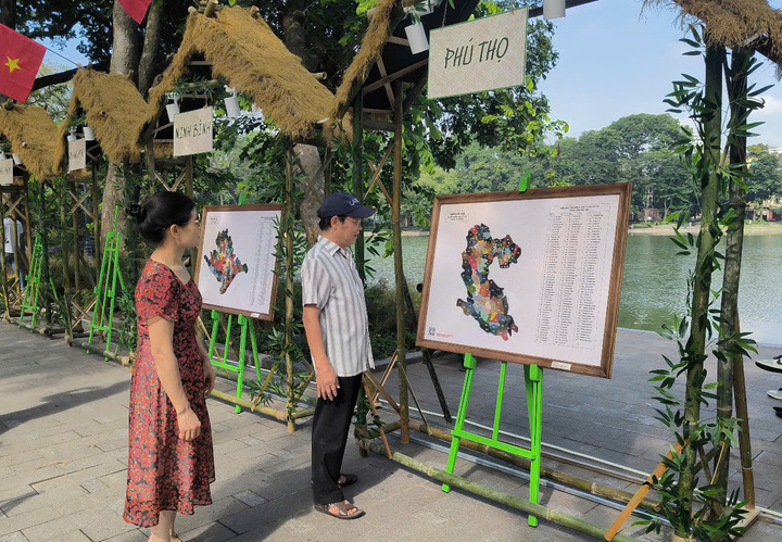 Người dân háo hức "tìm quê" tại triển lãm. Ảnh: QL