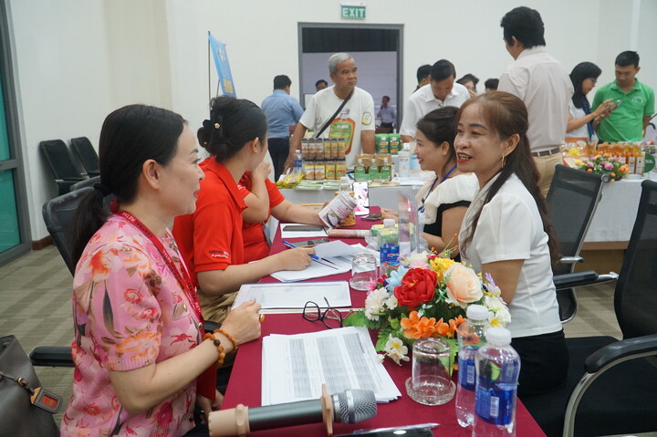 Kết nối B2B giữa nhà sản xuất và nhà phân phối tại Okvip69 Đăng ký cá cược kết nối giao thương Đà Nẵng, Nghệ An, Đồng Nai (Ảnh: Vũ Lê)
X