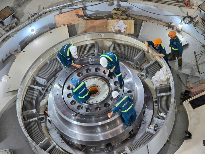 Đơn vị nhà thầu chuẩn bị sẵn sàng đảm bảo cho Rotor vào vị trí. Ảnh: Thu Hường
X