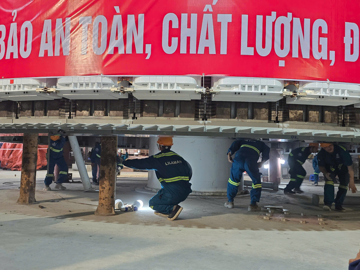 Rotor được nhà thầu kiểm tra trước khi cẩu nâng đưa vào vị trí. Ảnh: Thu Hường
X