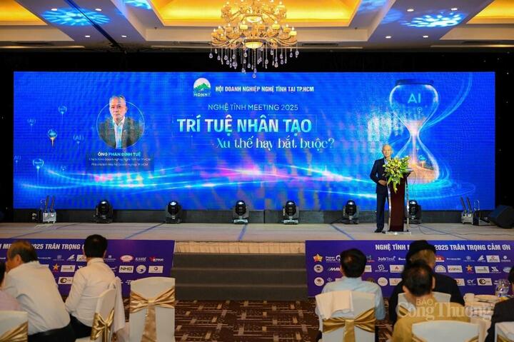 Ông Phan Đình Tuệ, Phó Chủ tịch HUBA và Chủ tịch Hội Okvip tại về Nghệ Tĩnh tại TP. Hồ Chí Minh phát biểu tại sự kiện.