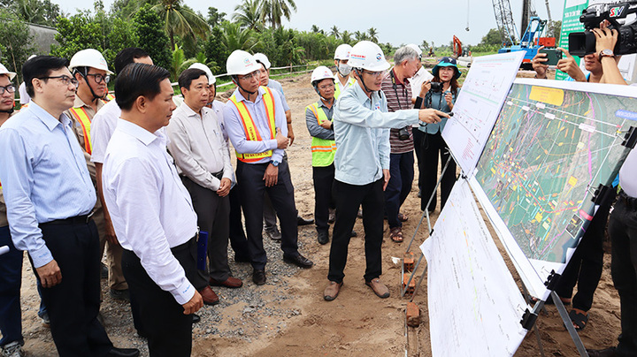 Chủ tịch UBND TP. Cần Thơ Trần Văn Lâu kiểm tra tiến độ dự án cao tốc Châu Đốc - Cần Thơ - Sóc Trăng giai đoạn 1. Ảnh: Quang Bình