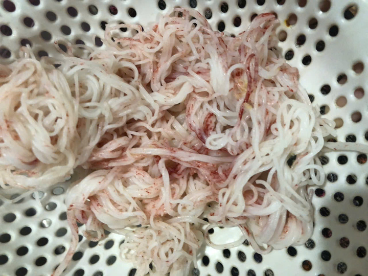 Bún bà L. mua tại chợ Hòa Châu đổi màu đỏ bất thường chỉ sau ít giờ đồng hồ (Ảnh: NVCC)
