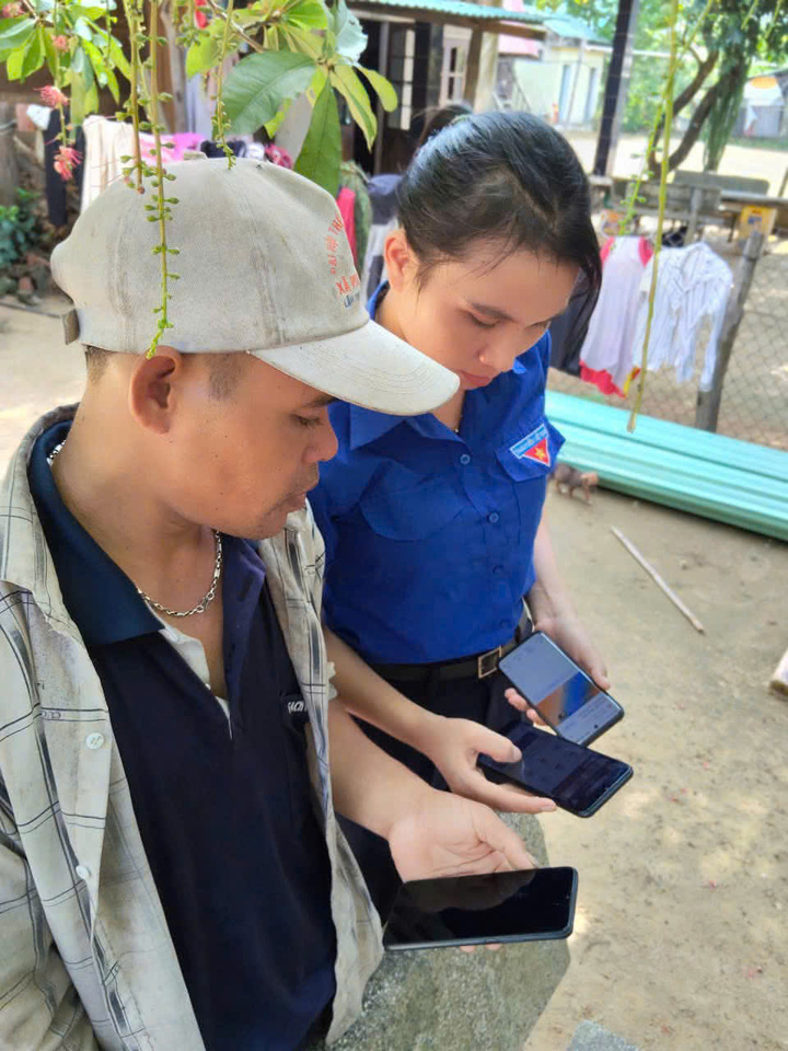 Tổ ứng cứu công nghệ góp phần giúp người dân xã Phước Trà tiếp cận và sử dụng các tiện ích của công nghệ thông tin một cách hiệu quả (Ảnh: Nguyễn Dương)