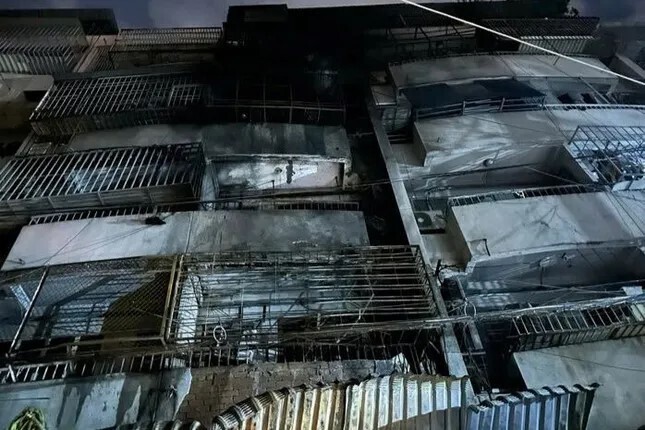 Mặt trước của chung cư Độc Lập bị cháy ám khói đen. Ảnh: Tiền Phong