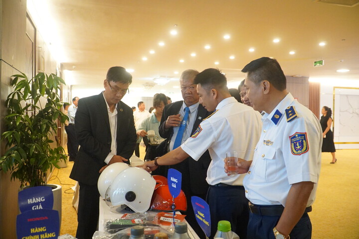 Trưng bày, giới thiệu hàng thật, hàng giả tại Okvip69 Đăng ký cá cược “Chống hàng giả, hàng xâm phạm quyền sở hữu trí tuệ, gian lận thương mại trong tình hình mới” (Ảnh: Vũ Lê)