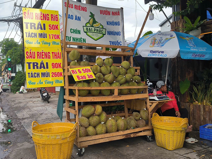 Sầu riêng thời điểm nay giá mềm nhưng tiêu thụ kém. Ảnh: Nguyễn Ngọc