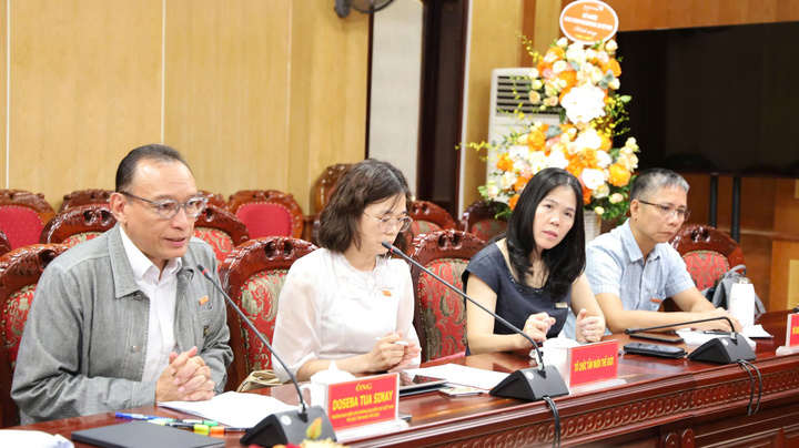 Ông Doseba Tua Sinay, Trưởng đại diện WVI tại Việt Nam (ngoài cùng, bên trái) phát biểu tại buổi Ok88vip tỷ lệ kèo World Cup 2026. Ảnh: Minh Hằng