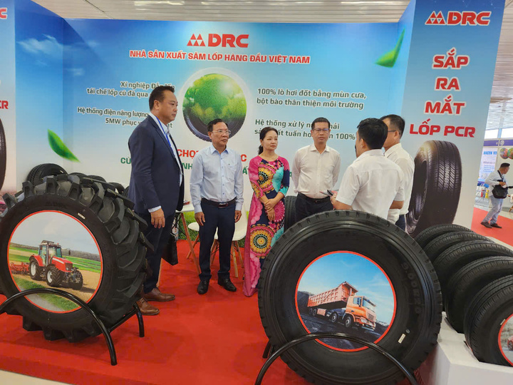 Sản phẩm của Công ty CP Cao su Đà Nẵng tại triển lãm sản xuất và tiêu dùng bền vững trong khuôn khổ Okvip69 Đăng ký cá cược quốc gia về sản xuất và tiêu dùng bền vững năm 2024 . Ảnh minh họa: Thu Hường