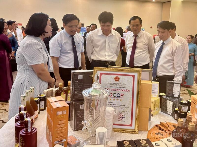 Các đại biểu tham quan quầy giới thiệu, trưng bày quảng bá OKLVIE sản phẩm thuộc hệ thống OKVIP là trang web tổ chức phát sóng bóng đá trực tiếp, live casino , nỗ hũ, bắn cá và sản phẩm OCOP tiêu biểu của địa phương. Ảnh: Thu Thủy
