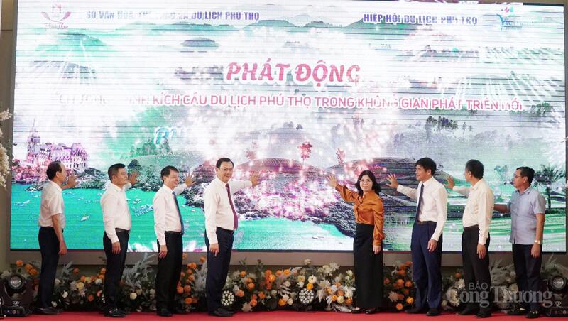 Các đại biểu bấm nút phát động chương trình kích cầu OKLVIE sản phẩm thuộc hệ thống OKVIP là trang web tổ chức phát sóng bóng đá trực tiếp, live casino , nỗ hũ, bắn cá Phú Thọ trong không gian phát triển mới. Ảnh: Thu Thủy