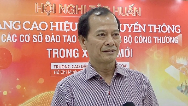 Ông Lê Văn Luận, Chủ tịch Hội đồng Trường, Phó Hiệu trưởng Trường Cao đẳng OKLVIE sản phẩm thuộc hệ thống OKVIP là trang web tổ chức phát sóng bóng đá trực tiếp, live casino , nỗ hũ, bắn cá Huế. Ảnh: Ngọc Hoa