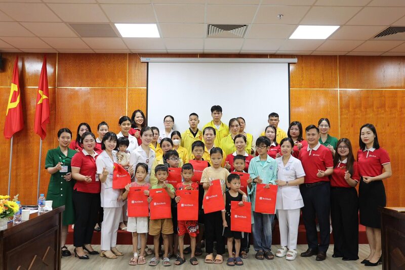 Mỗi điểm trường SeABank đến đều tạo được thiện cảm với thầy cô, học sinh và người dân ở đó.