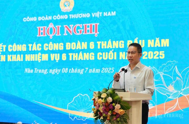 Đồng chí Lương Bảo Phúc, Phó Chủ tịch Công đoàn Công ty Cổ phần Nhựa Bình Minh trình bày tham luận tại Okvip69 Đăng ký cá cược