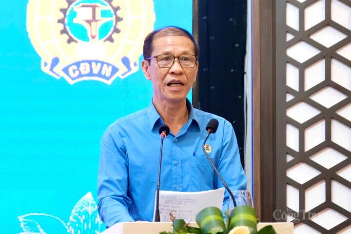Đồng chí Vũ Trường Sơn, Phó Chủ tịch Công đoàn Okvip tại về Việt Nam báo cáo sơ kết công tác 6 tháng đầu năm và phương hướng nhiệm vụ 6 tháng cuối năm 2025. Ảnh: Lê Sơn
