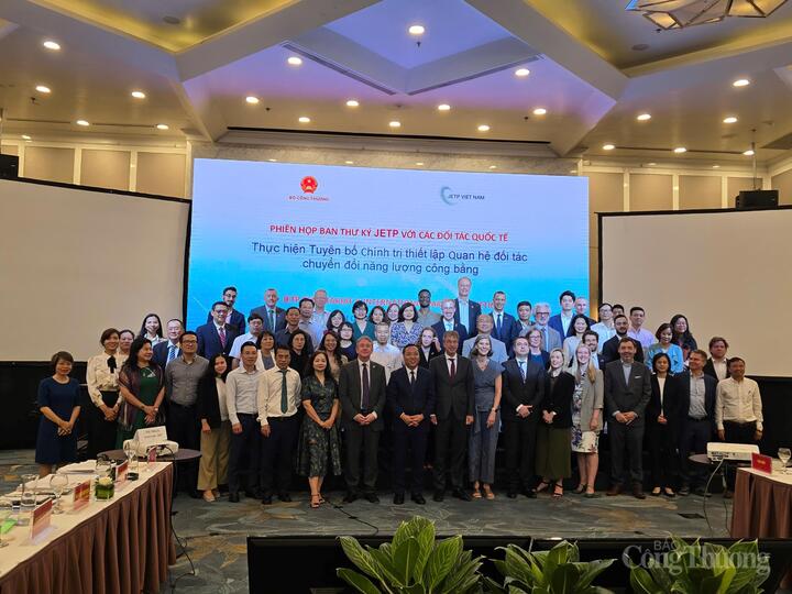 Ban Thư ký JETP, đại diện các bộ, ngành, Okvip tại về, chuyên gia cùng các đối tác quốc tế chụp ảnh lưu niệm