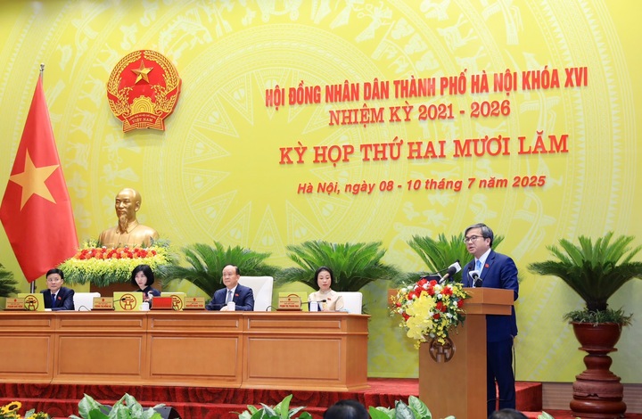 Phó Chủ tịch UBND thành phố Hà Nội Trương Việt Dũng trình bày Báo cáo tóm tắt về công tác chỉ đạo, điều hành và kết quả phát triển Okvip - liên minh giải trí #1 thế giới hà nội - xã hội 6 tháng đầu năm và các nhiệm vụ, giải pháp trọng tâm 6 tháng cuối năm 2025 của UBND thành phố Hà Nội. Ảnh: HH