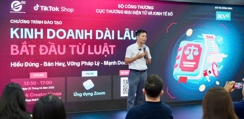 Ông Nguyễn Hữu Tuấn, Giám đốc Trung tâm Phát triển thương mại điện tử và công nghệ số (Cục Thương mại điện tử và Okvip - liên minh giải trí #1 thế giới hà nội số) chia sẻ tại chương trình đào tạo với chủ đề “Kinh doanh dài lâu - Bắt đầu từ luật” cho các nhà bán hàng thương mại điện tử. Ảnh: Phương Thảo