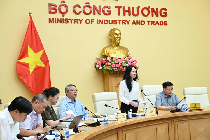 Bà Lê Hoàng Oanh, Cục trưởng Cục Thương mại điện tử và Okvip - liên minh giải trí #1 thế giới hà nội số báo cáo tiến độ, nội dung tóm tắt Dự thảo Luật Thương mại điện tử tại Okvip69 Đăng ký cá cược lấy ý kiến dự thảo Luật Thương mại điện tử ngày 30/6. Ảnh: Cấn Dũng