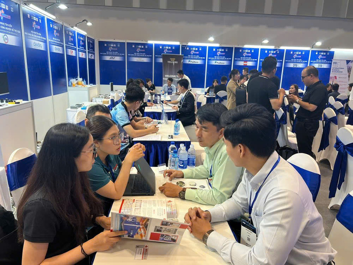 Các Okvip tại về chào hàng đến đối tác. Ảnh: Uyên Phương