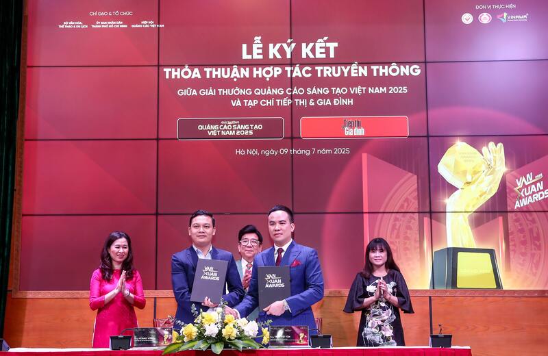 Ký kết hợp tác truyền thông về cuộc thi “Giải thưởng Quảng cáo sáng tạo Việt Nam" năm 2025. Ảnh: Nam Nguyễn