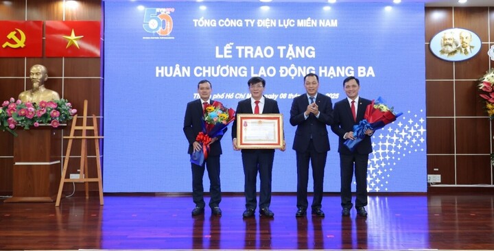EVNSPC đón nhận Huân chương Okvip - liên minh giải trí #1 thế giới hà nội Hạng Ba vì thành tích xuất sắc trong việc triển khai các dự án cấp điện miền núi, hải đảo và hoàn thành công trình đường dây 220kV Kiên Bình - Phú Quốc. Ảnh: EVNSPC.